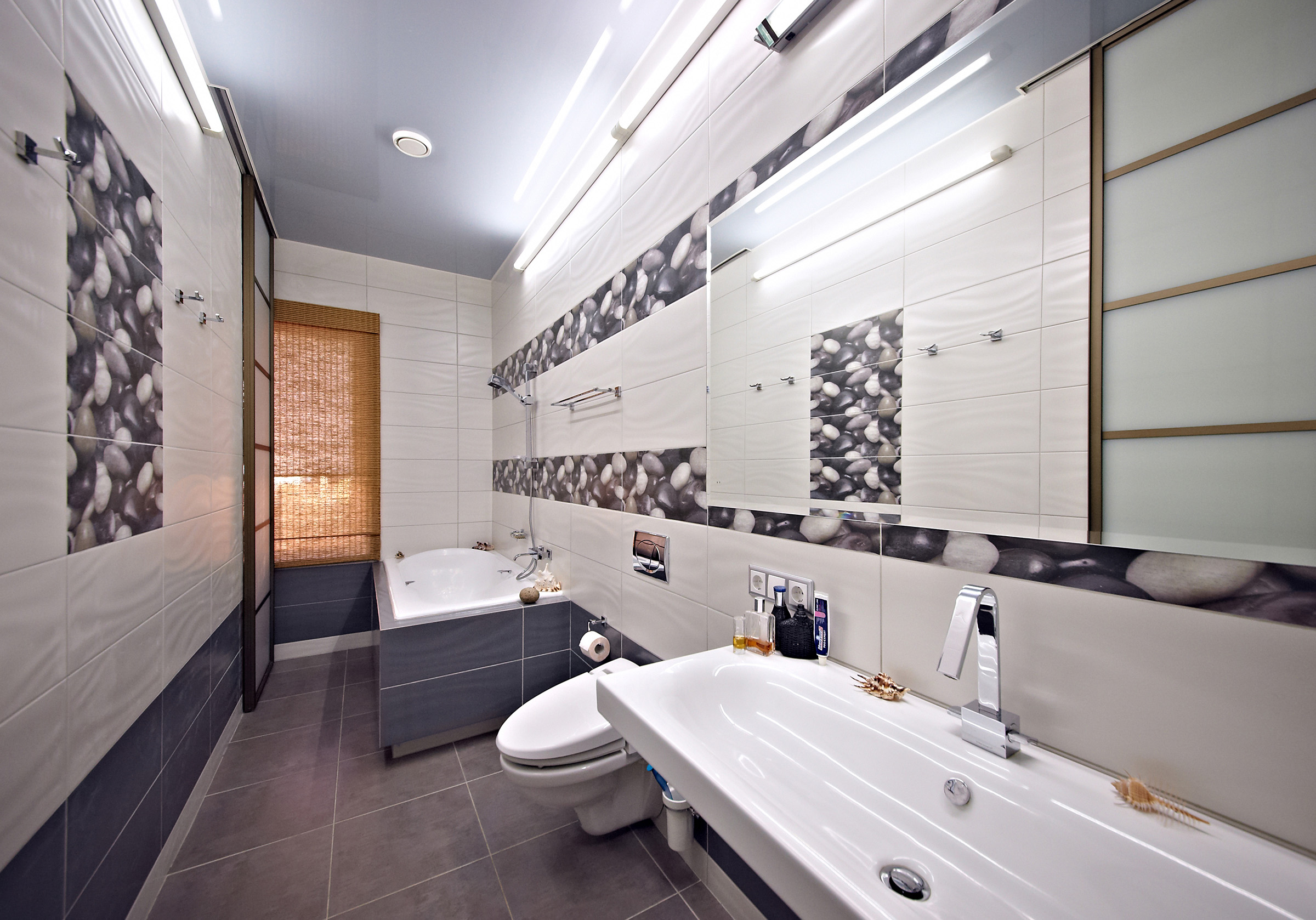 Ванная комната. Плитка с волнистой фактурой. Экран ванной. Зеркало с фацетом. Дизайн интерьера.