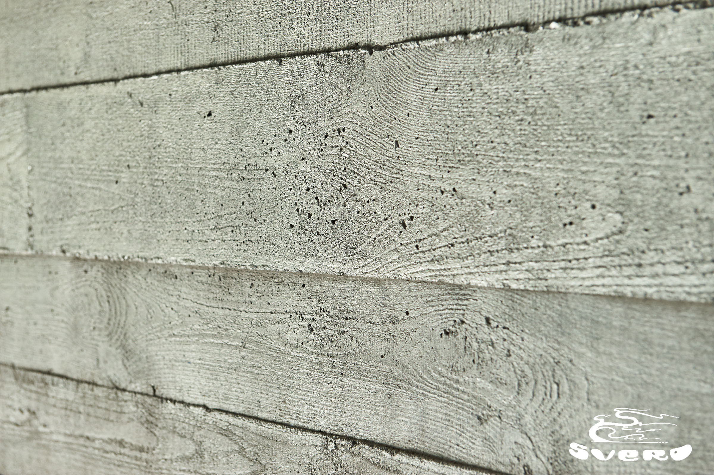 Кинозал. Стена – монолит, бетон, фактурный оттиск дерева, тонировка - перламутр.