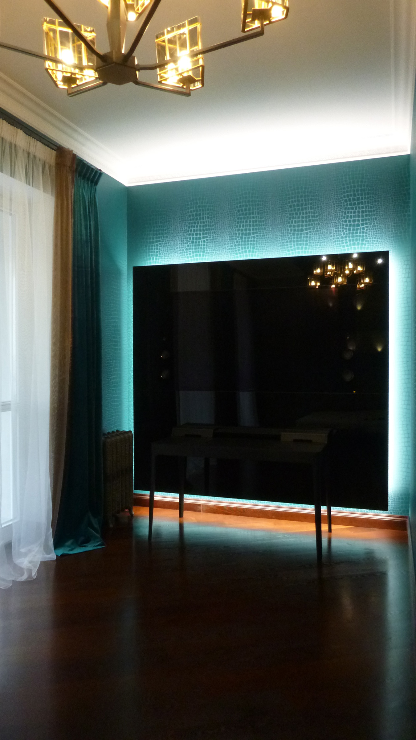 Спальня. Текстильные обои. Инсталляция телевизора с подсветкой.