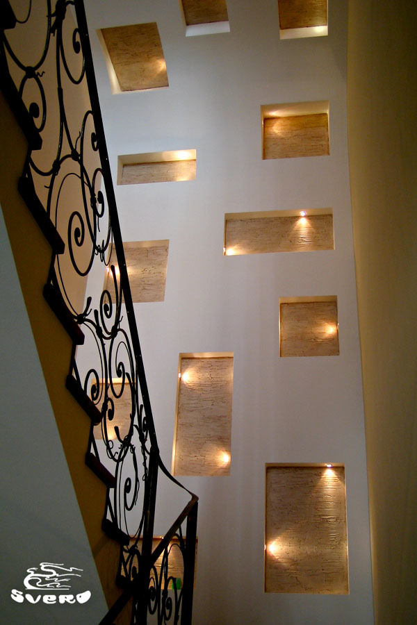 Лестница. Инсталляция с подсветкой. Перила лестницы, кручение.