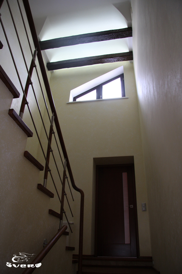 Лестница на 2 этаж. Потолочный светильник в балках.