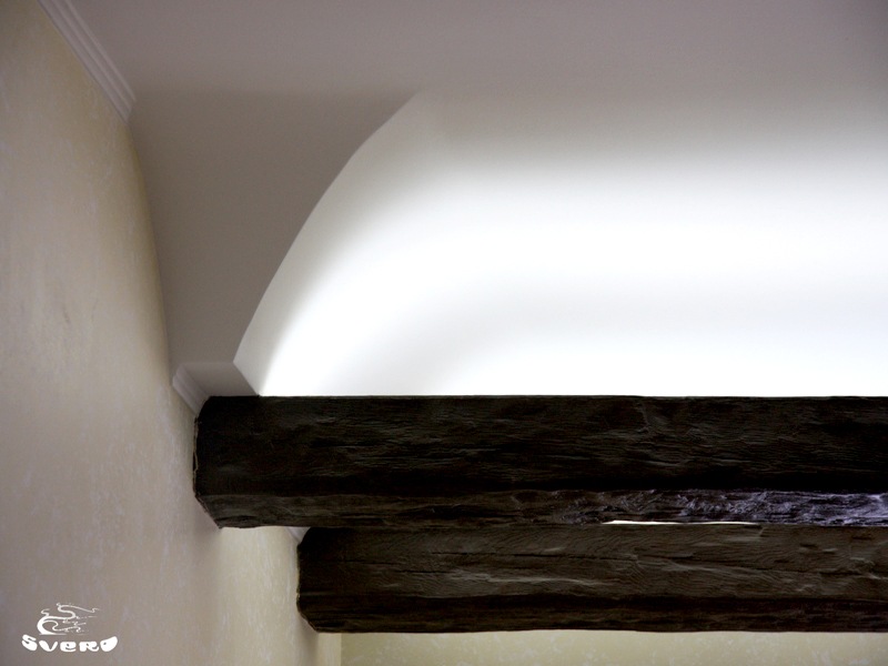 Потолочный светильник над лестницей. Свет в балках.