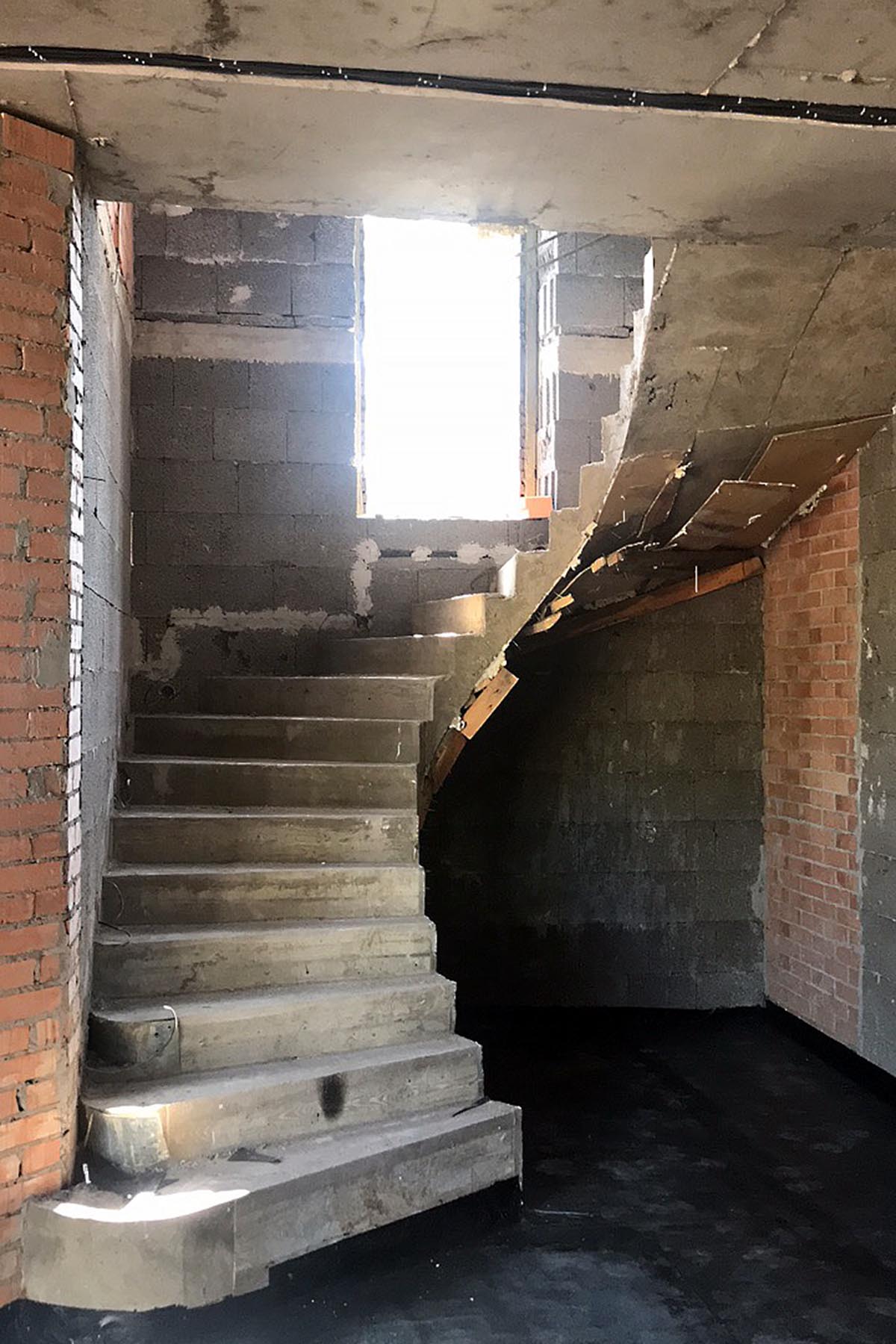 лестница радиусная из монолитного армированного бетона